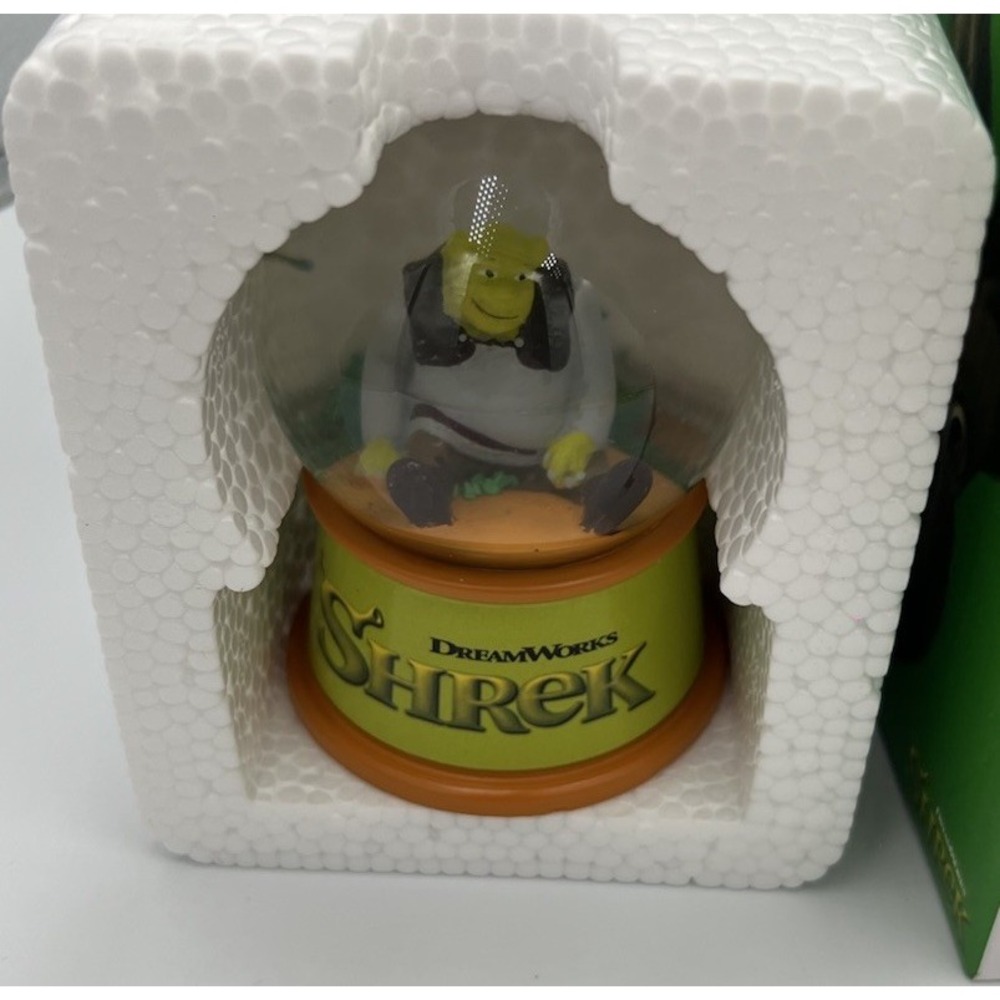 New Mini Snow Globe – SHREK DreamWorks Collectible 7/2025 Release (1-b24)